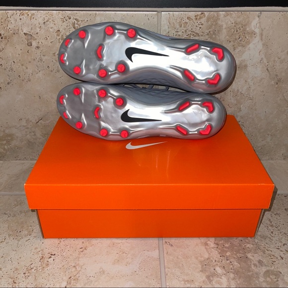 Nike Legend 8 Academy Tiempo Soccer Cleats - Picture 3 of 9